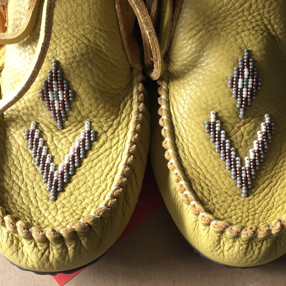 NWT Manitobah Mukluks Paddle Grain Tan Moccasins size 8 - Picture 8 of 11